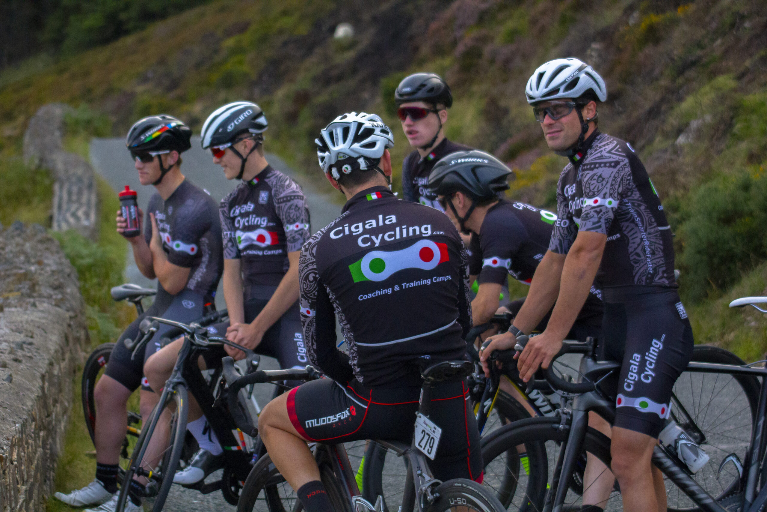 Matteo Cigala coaching a group of riders